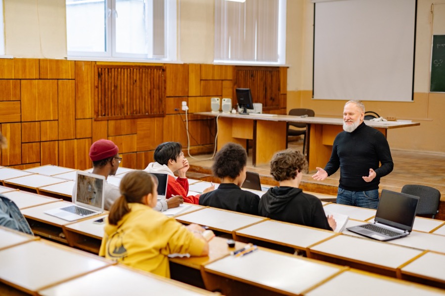 Trainer leading a session with students in a college lecture hall — Careers Ninza for campus